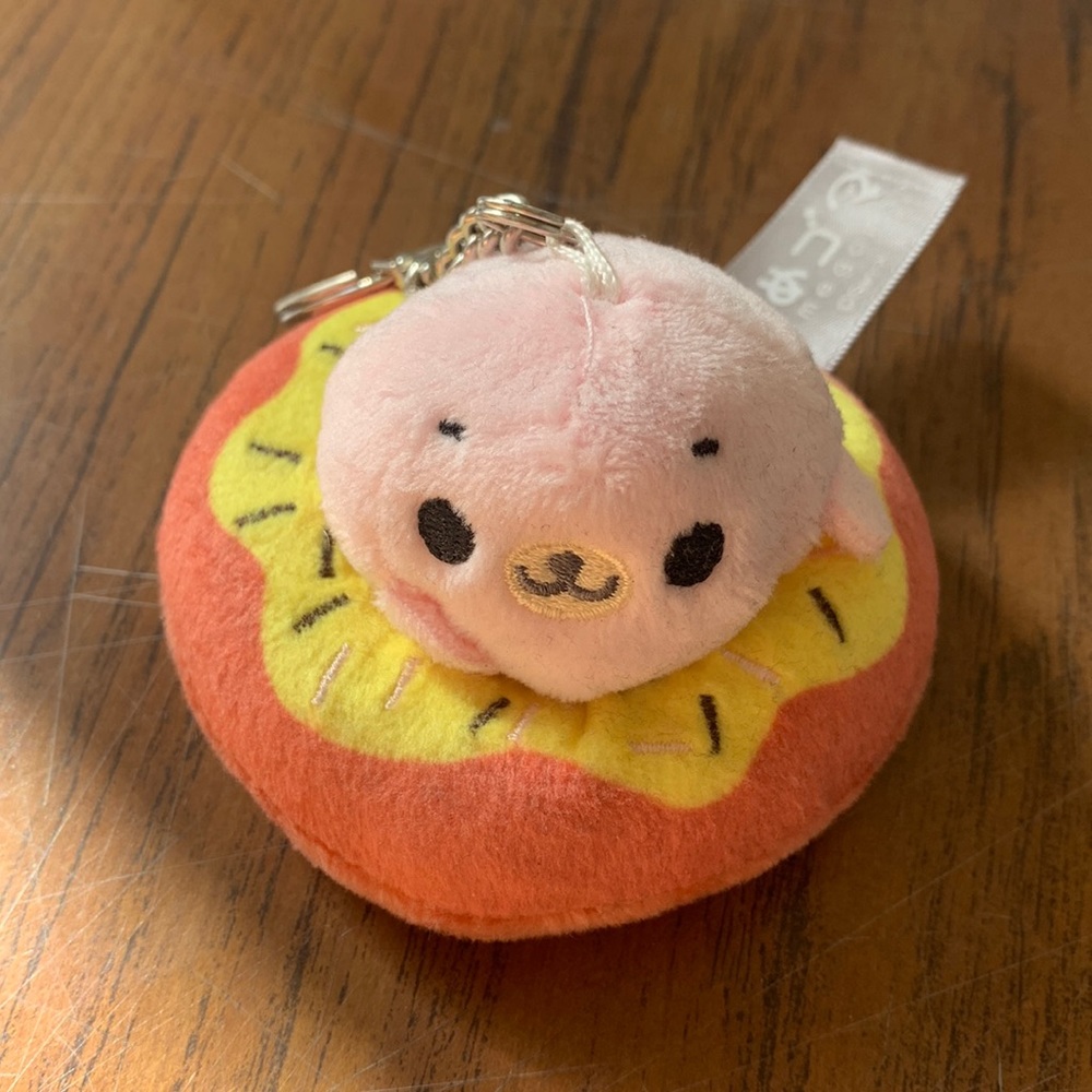 Mamegoma pnink whale donut keychain